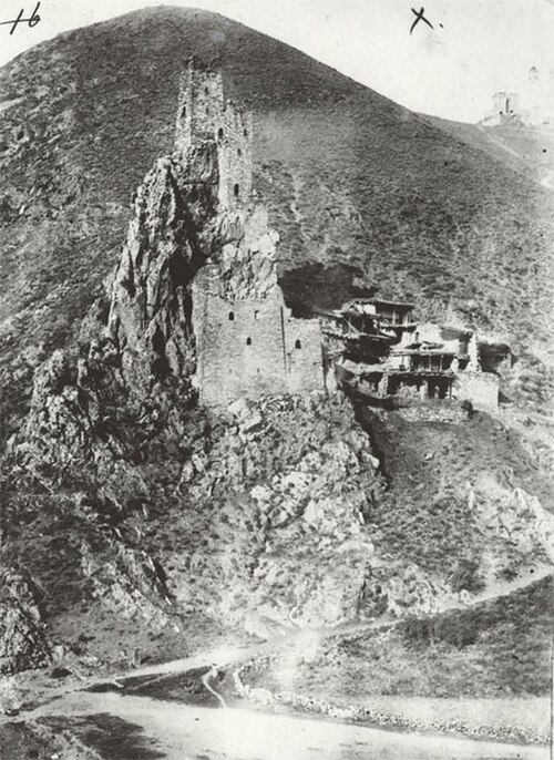 1910 年の東塔の写真。