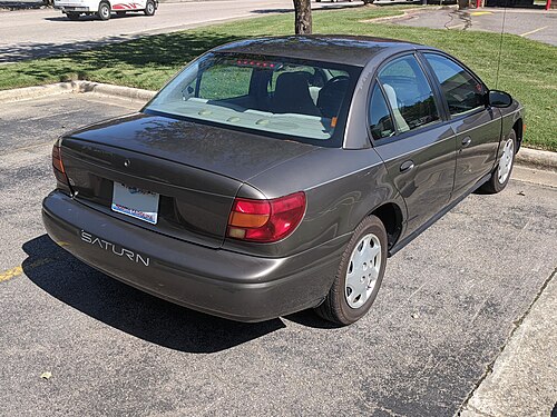 2000-2002 サターン SL1 の背面図。この廉価モデルの異なるトランクと未塗装のプラスチック製ドア ハンドルを示しています。