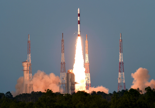 PSLV C53がシュリハリコタのサティシュ・ダワン宇宙センターの第2発射台を通過