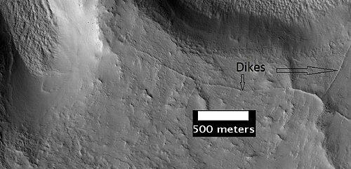 HiRISEがHiWishプログラムの一環として撮影した堤防群。カシウス四角図内のニロシルティス地域で撮影された画像。