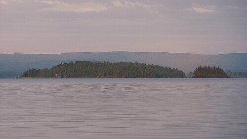 ヴァル・ブリヤンのレベルにあるマタペディア湖の島々