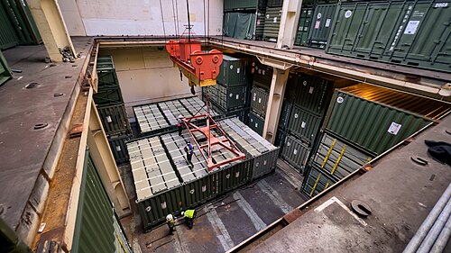 MPF船がMCSF-BIで荷降ろし中