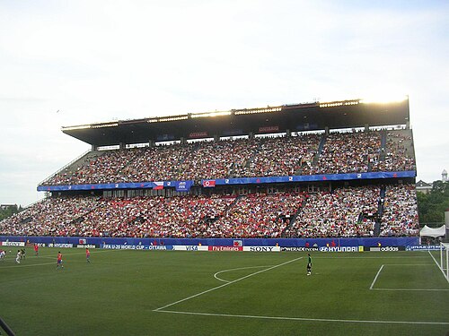 サッカーの試合中の、現在は取り壊された南側のスタンド
