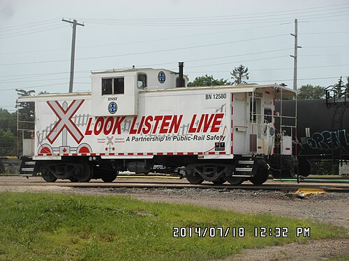Operation Lifesaver Canada の塗装が施された BNSF マニトバ カブース (BN 12580)。