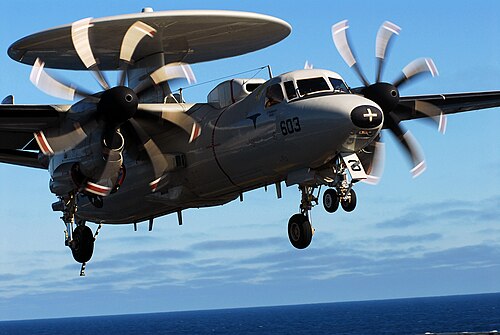 着陸構成の E-2C。アップグレード済み。航空機は 8 つのプロペラを備えるようにアップグレードされました。