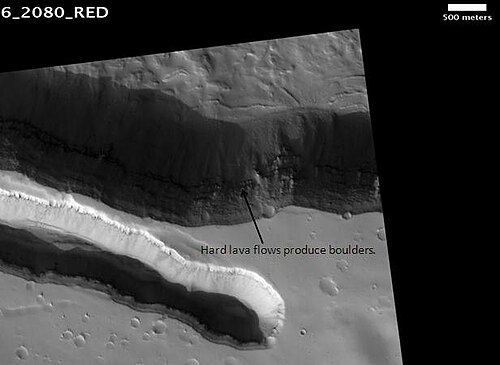 HiRISE が捉えたエリシウム四角形のエリシウム フォッサ (スケール バーは 500 m)