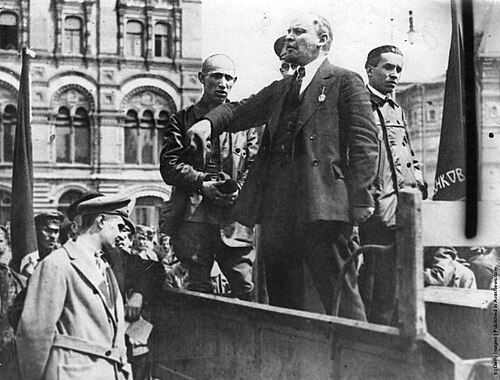1919年、赤の広場で軍隊の前で車の後部座席から演説するレーニン