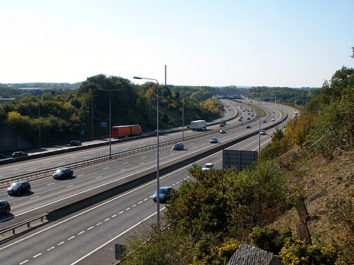 イングランド、メイドストーン近郊のM20高速道路。一般車線と高速道路車線が分離されている様子を示す。