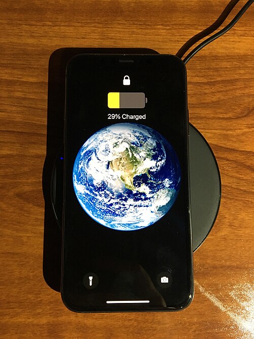 誘導式充電器で携帯電話をワイヤレス充電