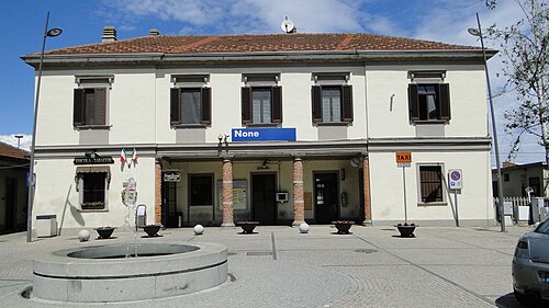 ノーネ（イタリア）の鉄道駅