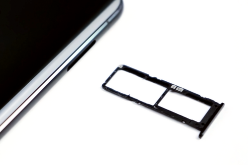 ZenFone 6のSIMトレイは、携帯電話のSIMトレイレセプタクルに隣接しています。
