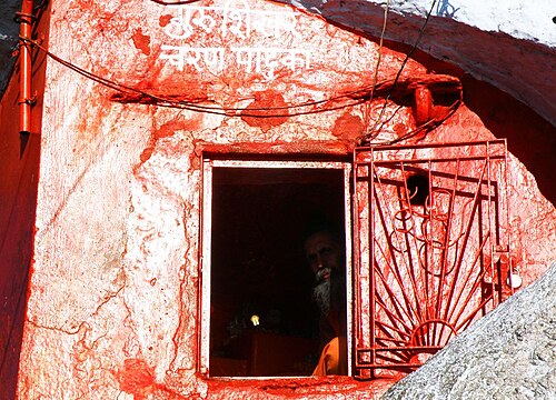 グル・シカル山頂にある小さな洞窟寺院への入り口。