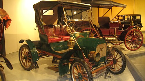 サスカトゥーン在住者が所有する 1912 年製リバティ ブラッシュ ランナバウト。地元の博物館に展示されています。