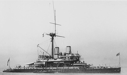 HMSデバステーションは、帆を使用せず、完全に蒸気機関に頼って航行する最初の外洋航行可能な装甲艦であった。