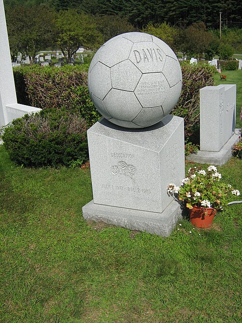 13 歳のサッカー愛好家の墓石。