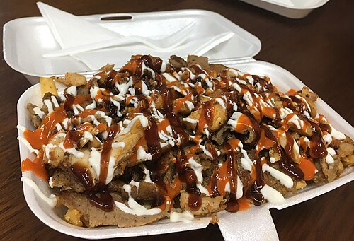 ハラールスナックパックとは、オーストラリアのファストフード料理で、ドネルケバブの肉とフライドポテトにソースを添えたものです。