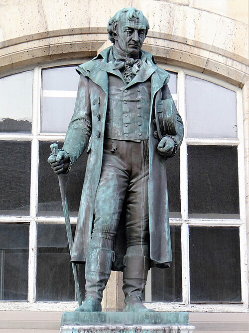 ニコラ・ルブラン（1742年～1806年）の像。フランスの化学者であり外科医。人工ソーダ灰を発明した。