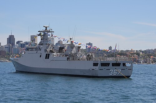 2013 年 10 月 5 日、シドニー港の KRI イスカンダル ムダ。