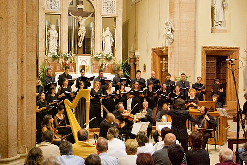 教会を舞台とした合唱団とオーケストラの演奏（イタリア、2008年）