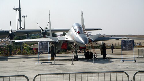インド空軍のスホーイ 30 MKI が前方に傾いた水平安定板 (カナード) を装備して、エアロ インディア 2013 で静止展示中