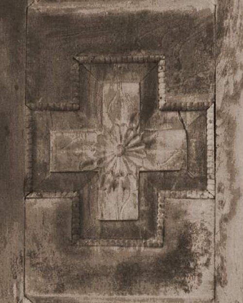 木製ドアパネルに彫刻されたマンダラの写真。ファムラク島、1986年