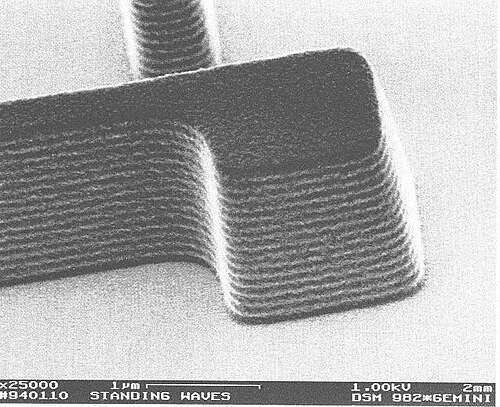 電界放出 SEM で撮影した半導体製造で使用されるフォトレジスト層の SEM 画像。これらの SEM は高解像度の機能を備えているため、半導体業界では重要です。