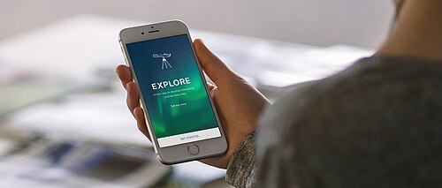 2010年代には、スマートフォン、タブレット、その他のIoTデバイスの人気が急上昇し、モバイルアプリ、ソーシャルネットワーキング、ビデオ通話などを通じてインターネットやマスメディアへの容易なアクセスが可能になった。IoTデバイスの高度化と普及に伴い、プライバシー、検閲、過度な依存といった新たな議論も巻き起こった。