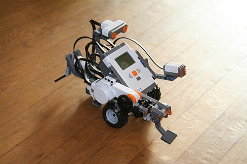 床に置かれた小さなロボット