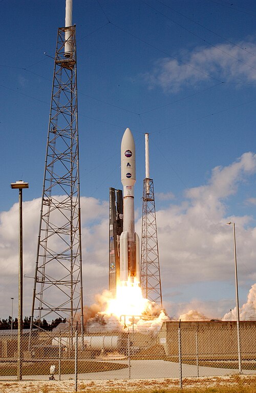 ニューホライズンズ探査機を搭載したアトラスV 551ロケットが、ケープカナベラルの第41発射台から打ち上げられた。