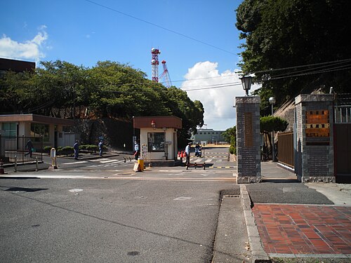 呉海軍基地への門