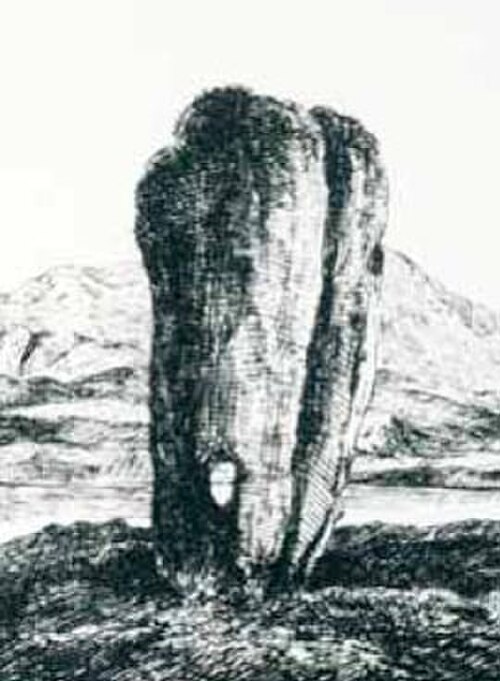 上部が底部よりも幅広の背の高い立石の白黒線画。右側に縦に長い亀裂があり、地面近くまで小さな穴が開いています。背景には湖と丘があります。