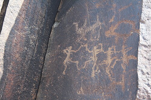 古代の部族の踊りと動物のペトログリフ