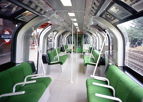 ウッドフォード駅で一般公開されていた際の、緑色の試作機の内部。