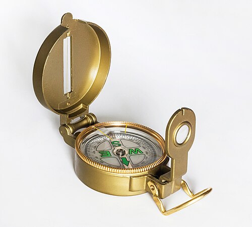 蓋にスリットと覗き穴のあるコンパス