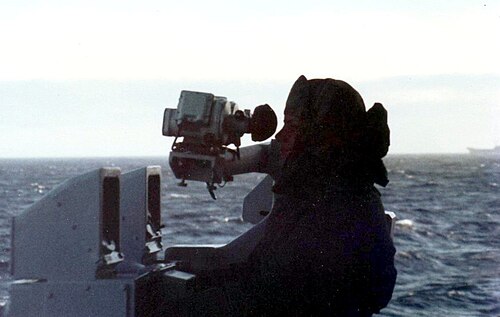 42 型駆逐艦に乗艦する現代のイギリス海軍の指揮官。