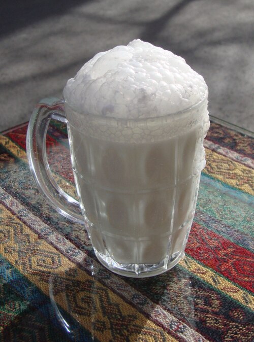 アイランは、ヨーグルトをベースにした風味豊かな飲み物で、伝統的には冷やして飲まれ、炭酸を加えたり、ミントや塩で味付けしたりすることもある。