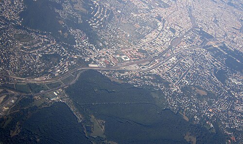 ペンツィングの航空写真。写真上部近くにオットー・ワーグナー・シュピタール（3列の大きな建物）、その下方に四角いゲルハルト・ハナッピ・スタジアム、その間にバウムガルテンがあり、そこには広大なバウムガルトナー墓地があります。