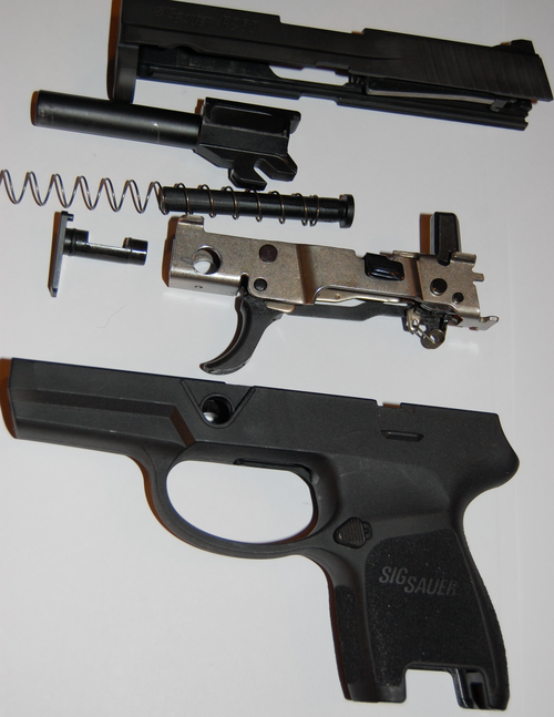 SIG Sauer P250サブコンパクトを主要部品に分解