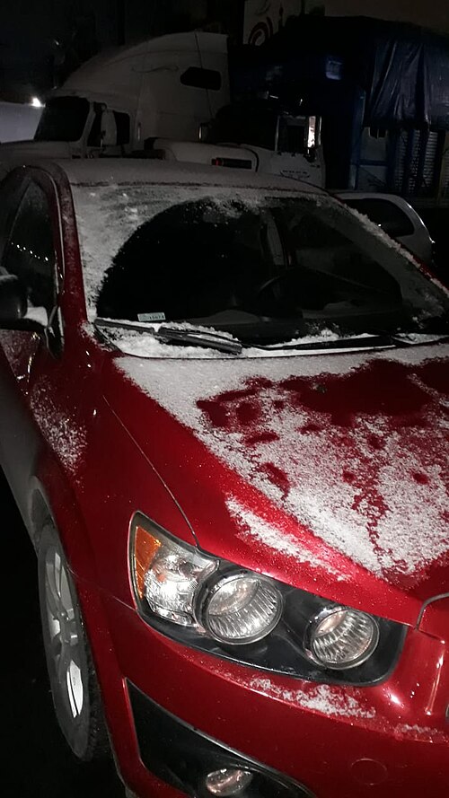 ヌエボ・レオン州モンテレイで雪に覆われた車