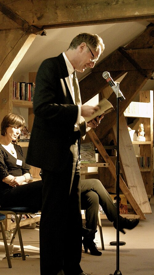 アンドリュー・モーション卿、名誉フェロー。イギリスの詩人、小説家、伝記作家。1999年から2009年5月まで桂冠詩人を務めた。