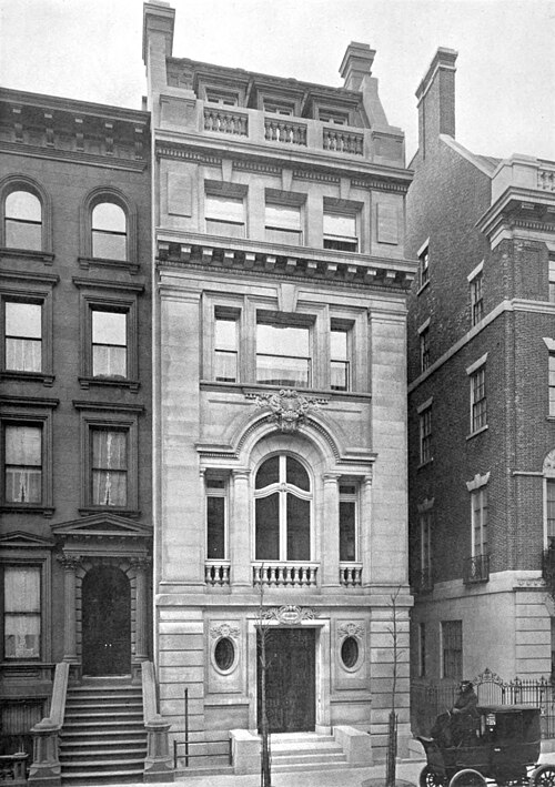 1903 年当時の家の外観。両側に家が並んでおり、アーキテクチャー誌に掲載されている。