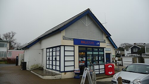 レーンエンドの RNLI ギフトショップは、1867 年に建てられたオリジナルのボートハウス内にあります。