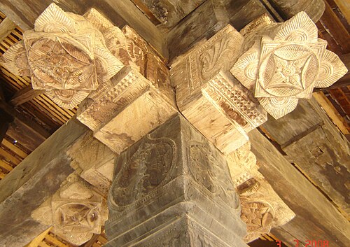 「太鼓ホール」の向こう側にも同様の彫刻が施されたペカダ（柱の頂上）。