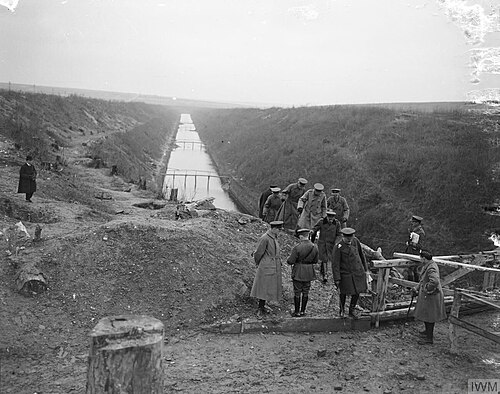 1918年9月29日、第46師団がサン・カンタン運河の切り通しを渡った際に第137旅団が功績を挙げた場所、リクヴァル橋に立つジョージ5世（写真は12月2日撮影）。