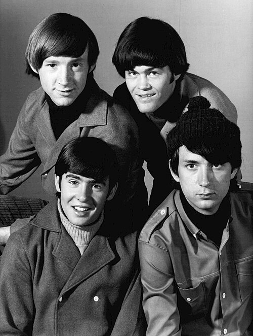 1966 年のモンキーズ。左上から時計回りに: ピーター・トーク、ミッキー・ドレンツ、マイケル・ネスミス、デイビー・ジョーンズ。