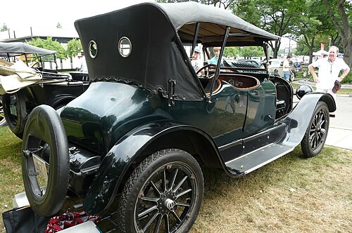 1917年式シボレー・シリーズD V-8 チャミー・ロードスター（後方からの写真）