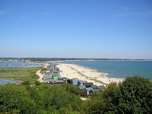 丘から砂浜を見下ろす景色