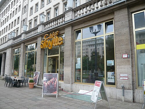 カフェ・シビルには、スターリンアレーの歴史に関する展示がある。