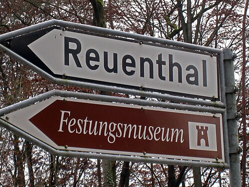 スイスの目的地（白）と観光名所（茶色）へのマイナールートを示す案内標識。