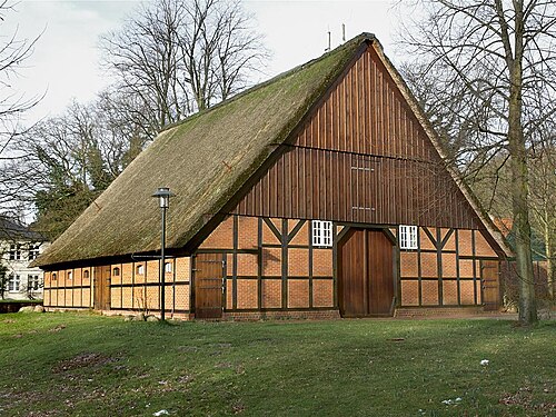 レンガで埋め込んだ木骨造りの納屋。ドイツ、ウーテルゼン。この納屋の比率は低地ドイツの家に似ています。